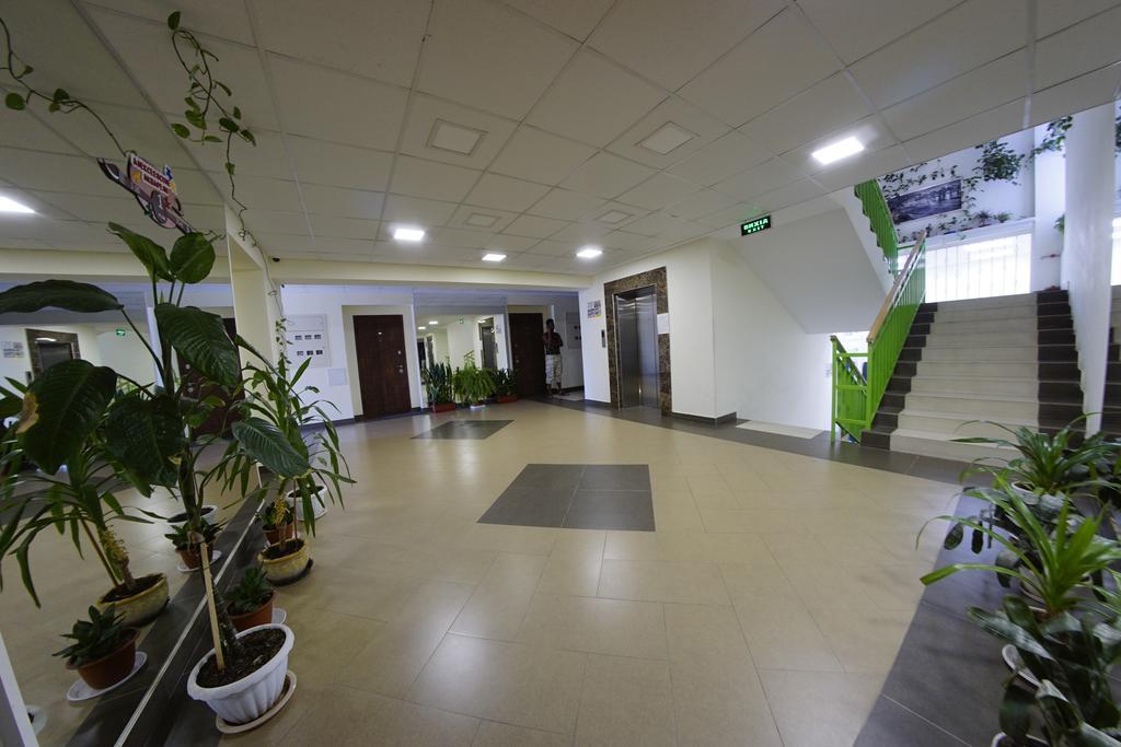 54a Tselinogradskaia Str at Alekseevka underground Charkiv Exteriör bild